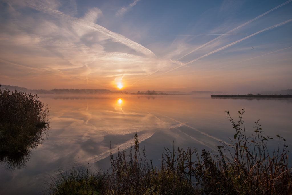 Zonsopgang aan het Schulensmeer nabij Lummen, België