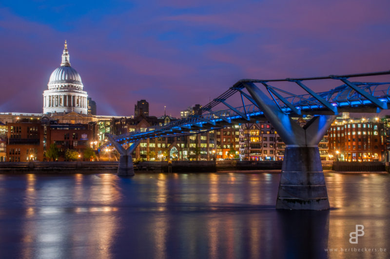 Millennium Bridge, St Pauls, Cathedral, London, Londen, England, UK, Blue Hour